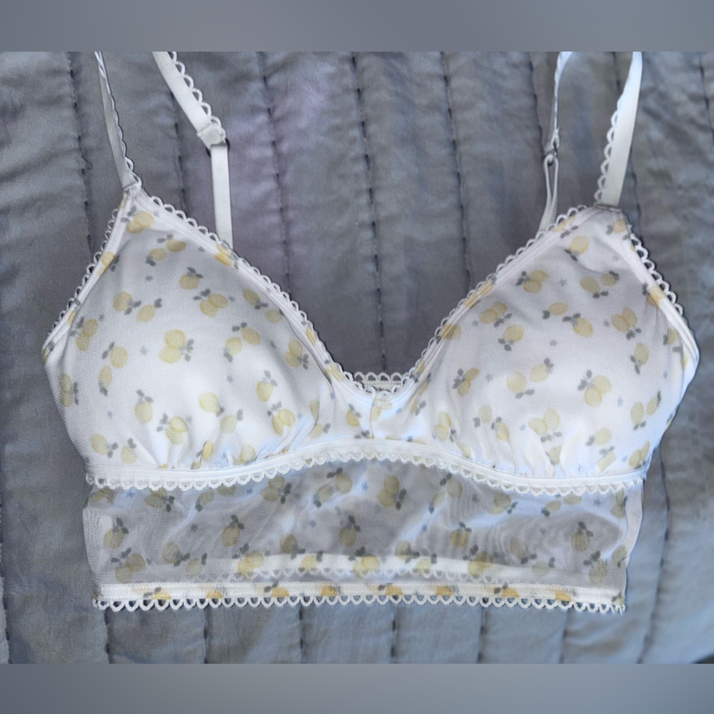 Ladies Gilly Hicks bralette 
Size Small 
Lemon print